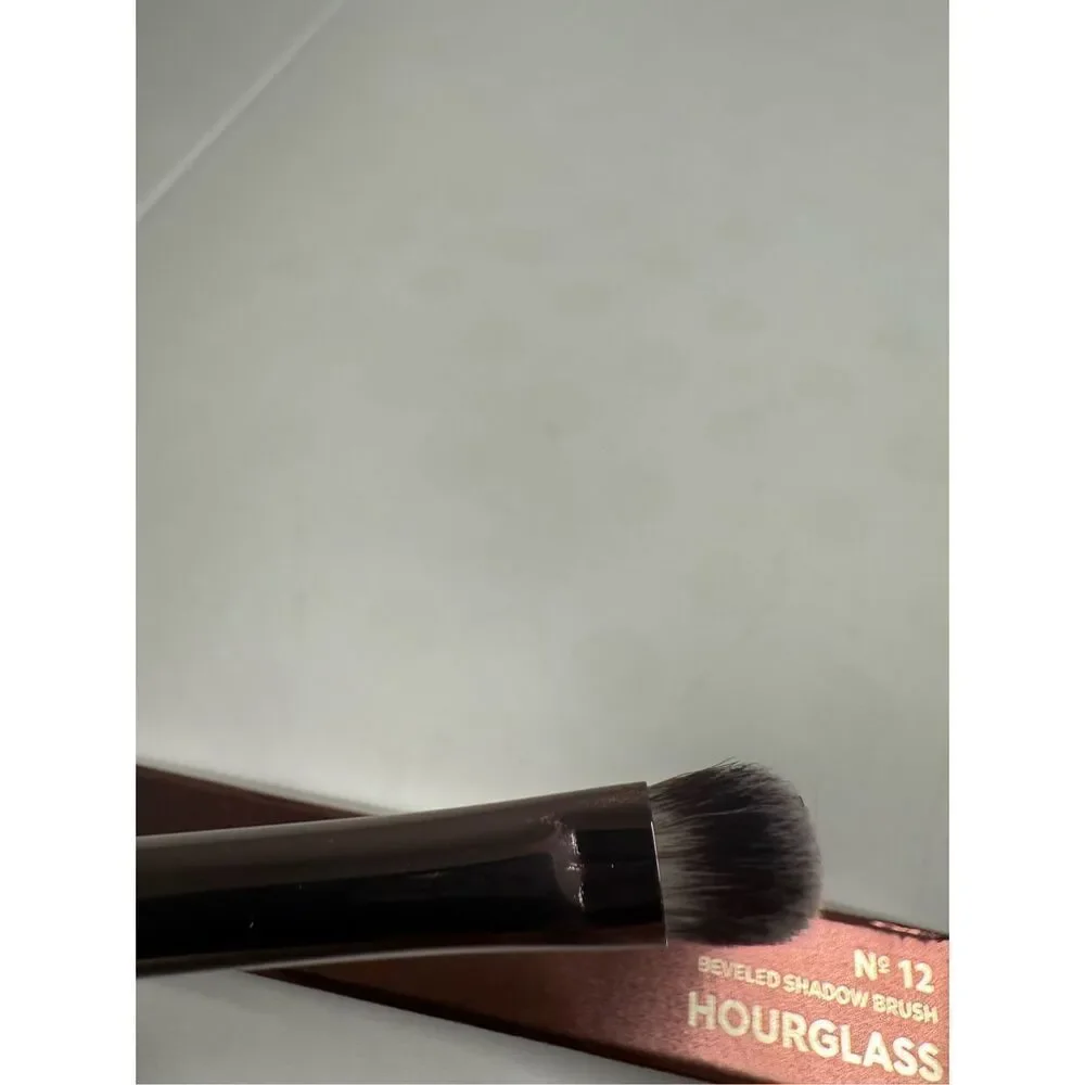 New Hourglass N* 12 Beveled Shadow Brush